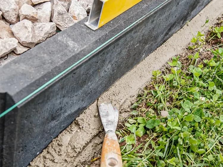 Jaki beton na fundament ogrodzenia - uniknij błędów i kosztów