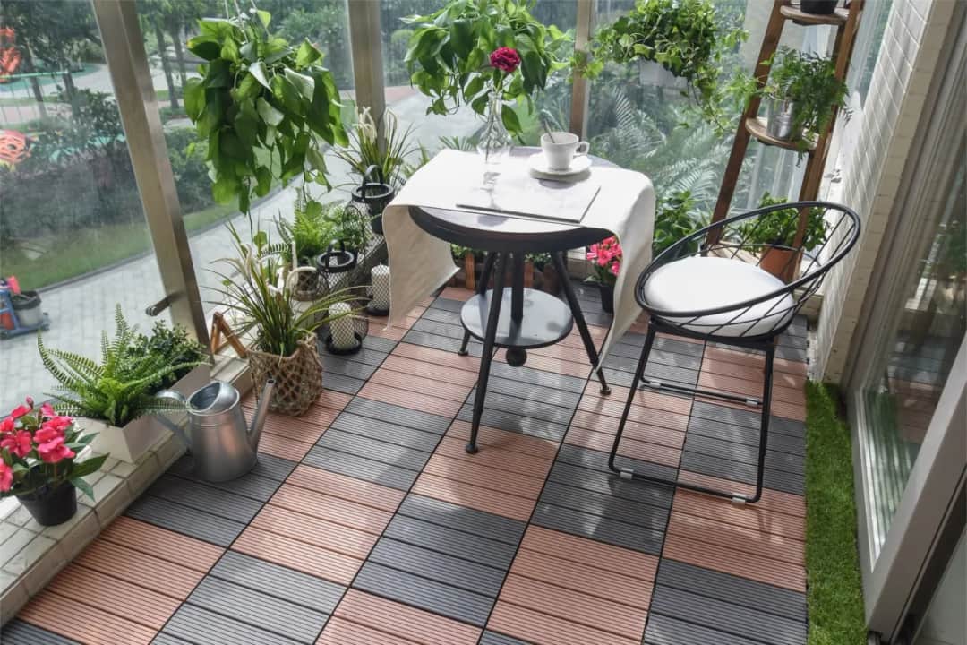 Czym wyłożyć podłogę na balkonie? Najlepsze materiały i porady