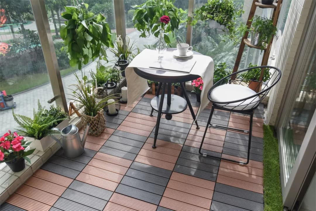 Czym wyłożyć podłogę na balkonie? Najlepsze materiały i porady