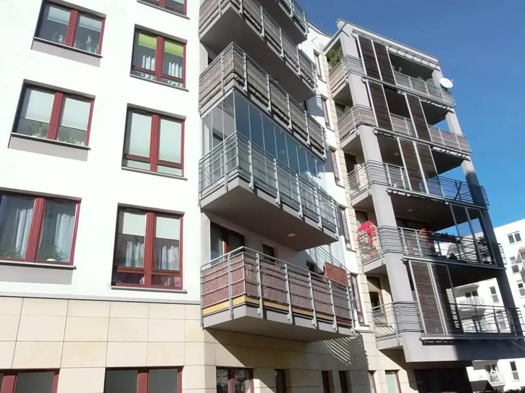Ile kosztuje osiatkowanie balkonu? Sprawdź ceny i ukryte koszty
