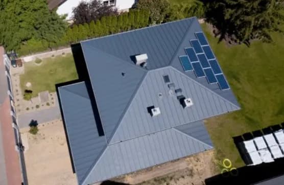 Jakie są ceny dekarzy za metr kwadratowy? Sprawdź, co wpływa na koszty