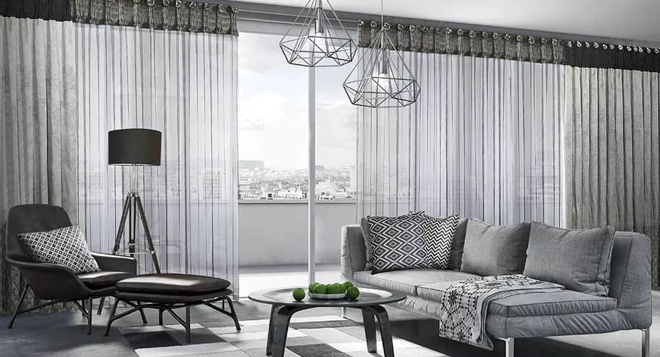 Jakie firanki do okna z balkonem? Wybierz idealne rozwiązanie dla siebie