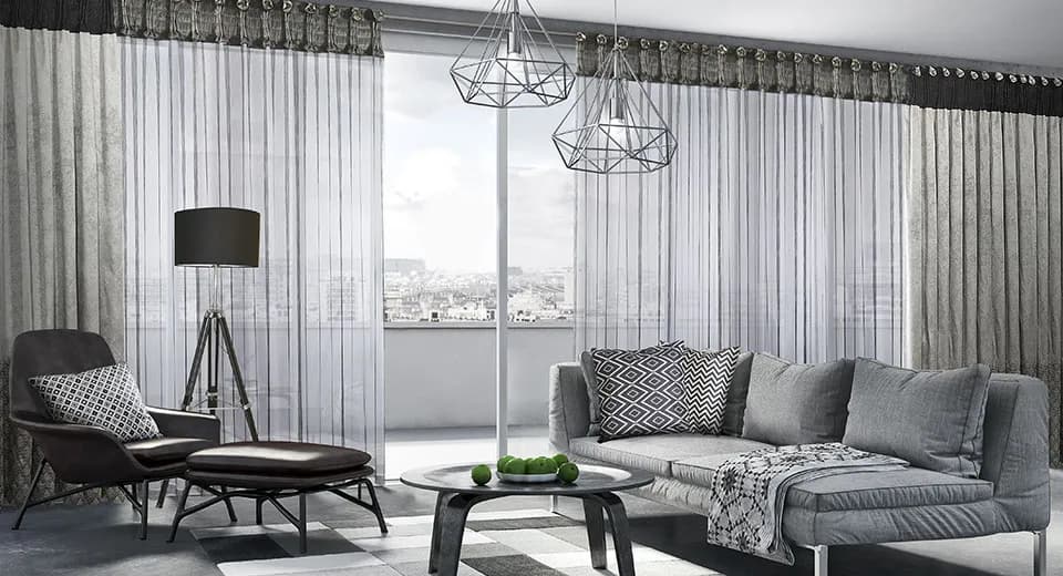 Jakie firanki do okna z balkonem? Wybierz idealne rozwiązanie dla siebie