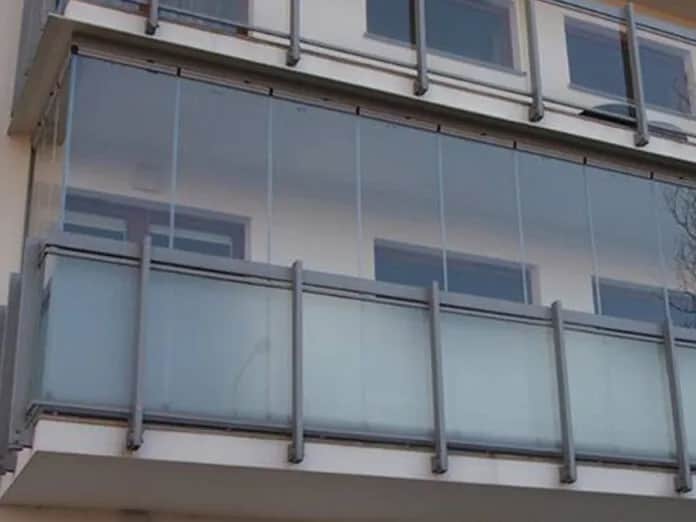 Jak umyć zabudowę balkonu, aby uniknąć uszkodzeń i smug?