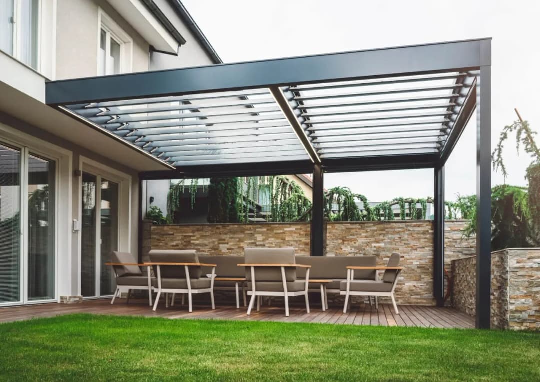 Jaki gruby poliwęglan na zadaszenie tarasu? Wybierz mądrze, uniknij problemów