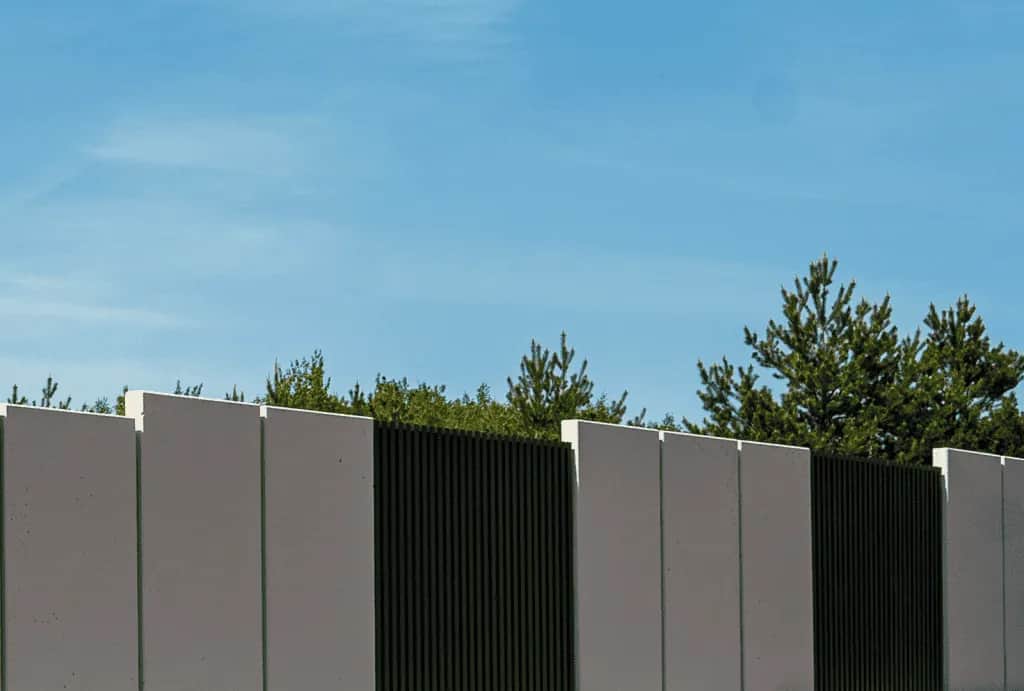 Jak ogrodzić działkę: proste kroki, aby uniknąć kosztownych błędów