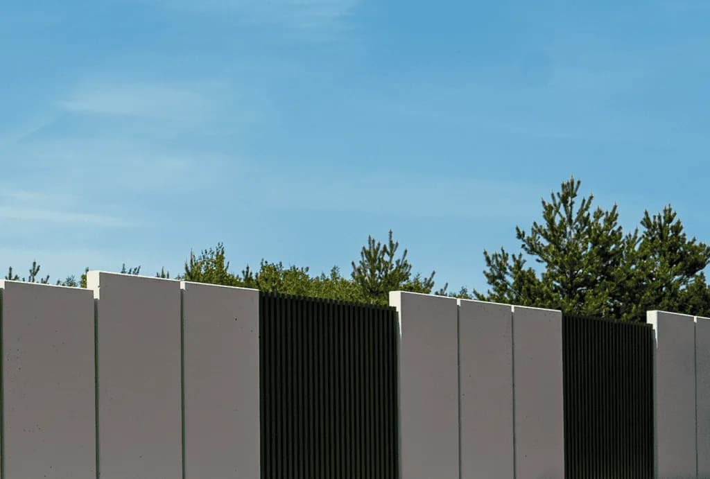 Jak ogrodzić działkę: proste kroki, aby uniknąć kosztownych błędów