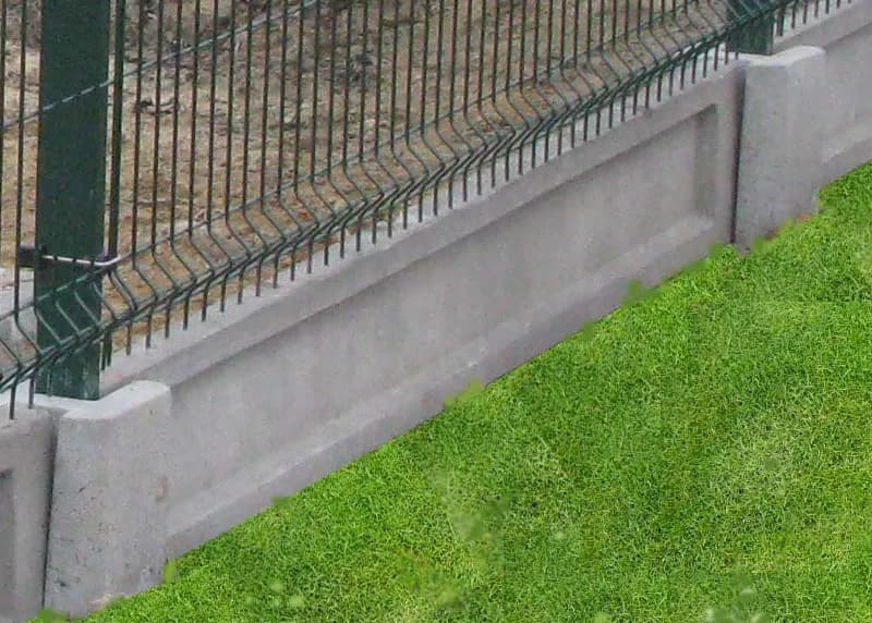 Czym pomalować podmurówkę ogrodzenia, aby uniknąć problemów z wilgocią?