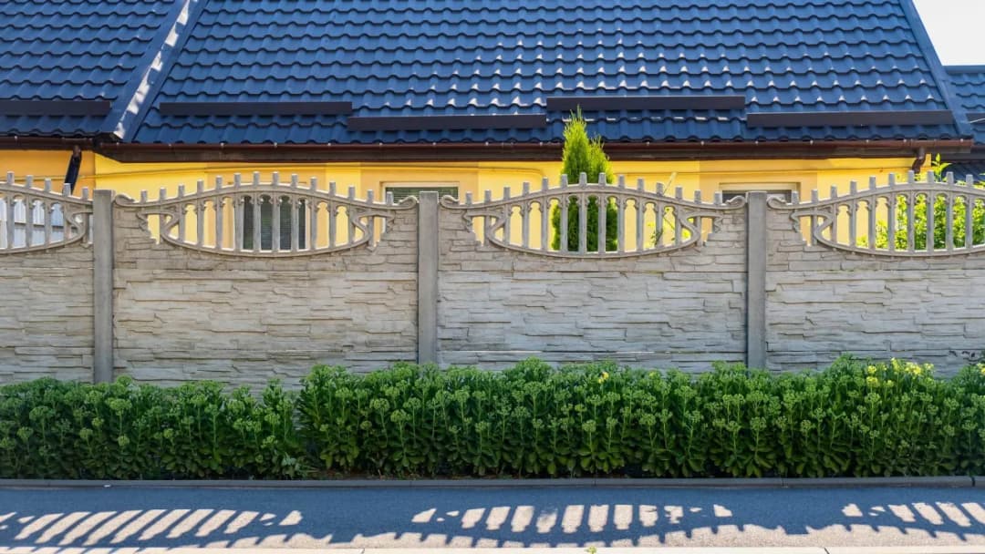 Ile kosztuje montaż płotu betonowego? Sprawdź, co wpływa na cenę