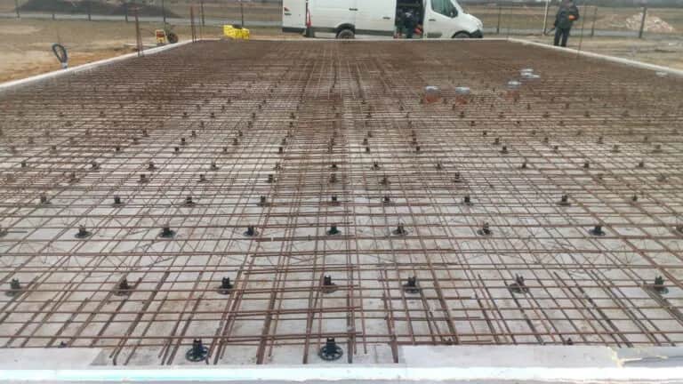 Zbrojenie posadzki przemysłowej: Jak uniknąć kosztownych błędów?