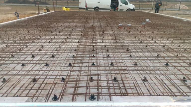 Zbrojenie posadzki przemysłowej: Jak uniknąć kosztownych błędów?