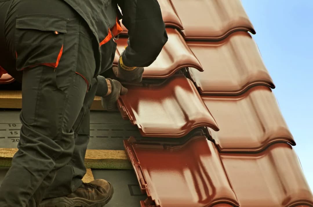 Kto wyrabia płytki dla dekarza? Poznaj najlepszych producentów dachówek