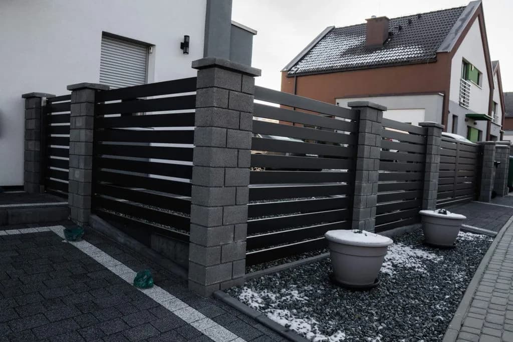 Jak wysokość ogrodzenia wpływa na prywatność i bezpieczeństwo?