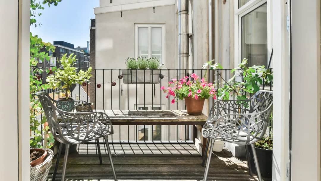 Jak zacienić balkon - skuteczne metody na przyjemny cień w upalne dni