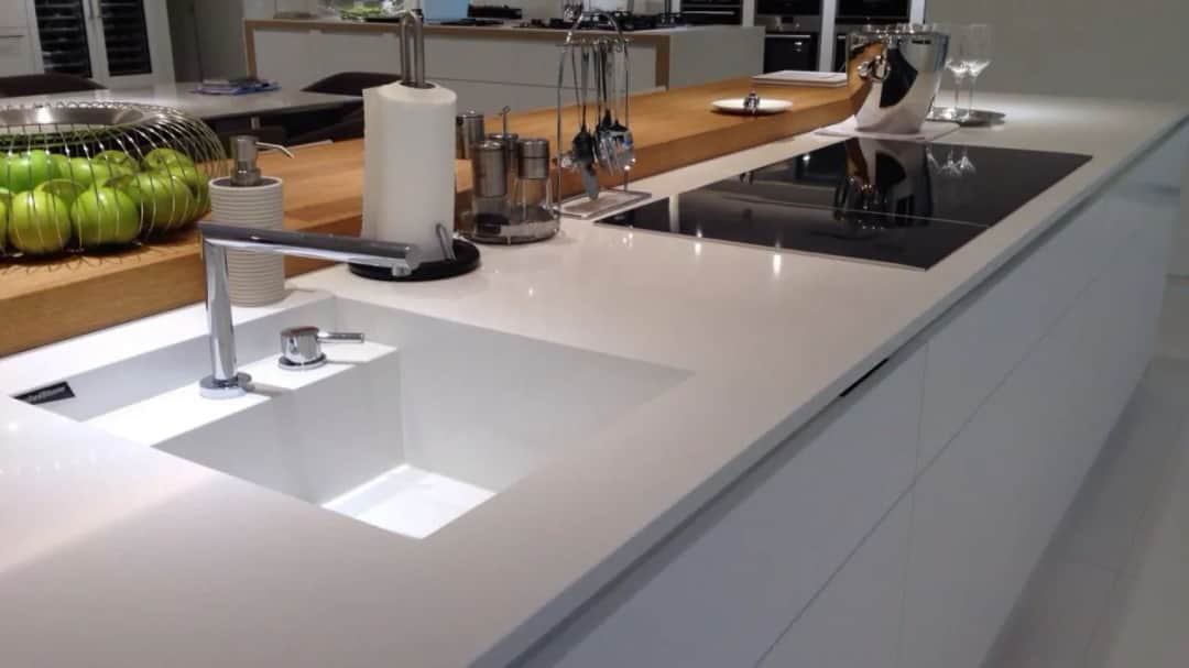 Blat biały konglomerat - elegancja i trwałość w Twojej kuchni i łazience
