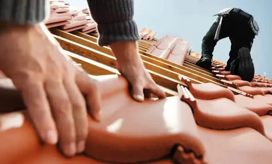 Ile kosztuje godzina pracy dekarza? Sprawdź ceny w Polsce