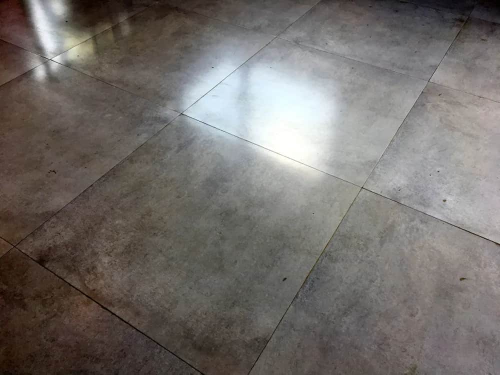 Czym nabłyszczyć gres szkliwiony, aby uzyskać idealny blask?