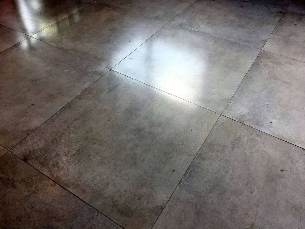 Czym nabłyszczyć gres szkliwiony, aby uzyskać idealny blask?