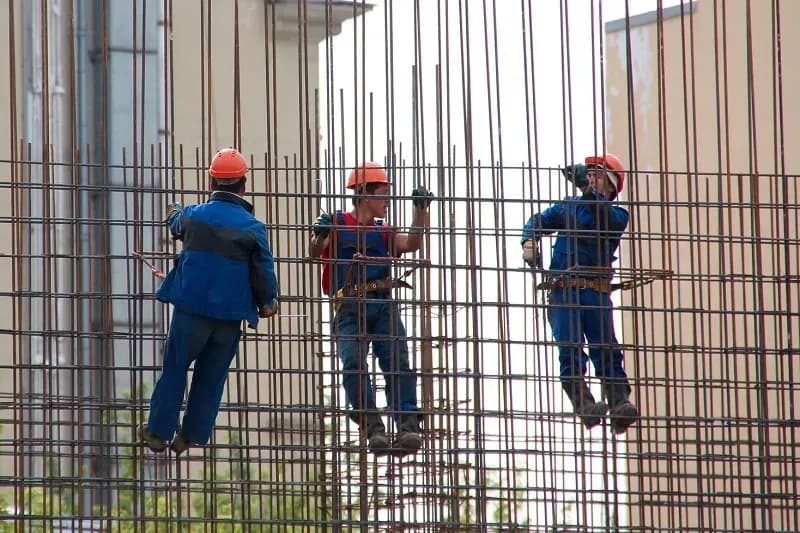 Zbrojenie słupów żelbetowych: kluczowe zasady i wymagania konstrukcyjne