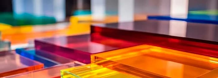 Poliwęglan czy plexi – który materiał wybrać do Twojego projektu?