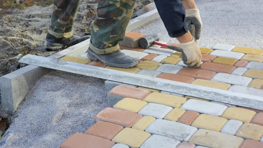 Jak położyć kostkę brukową w ogrodzie - uniknij najczęstszych błędów