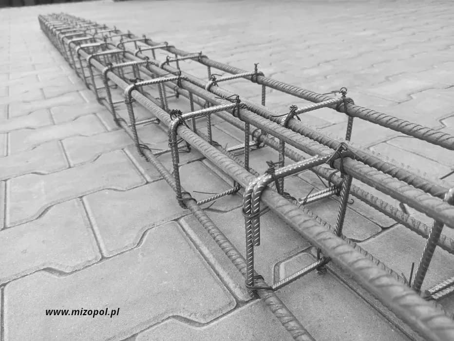 Zbrojenie belki żelbetowej swobodnie podpartej: unikaj kosztownych błędów