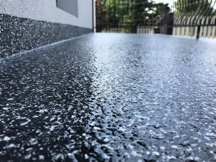 Żywica epoksydowa czy poliuretanowa na balkon – co wybrać, by nie żałować?