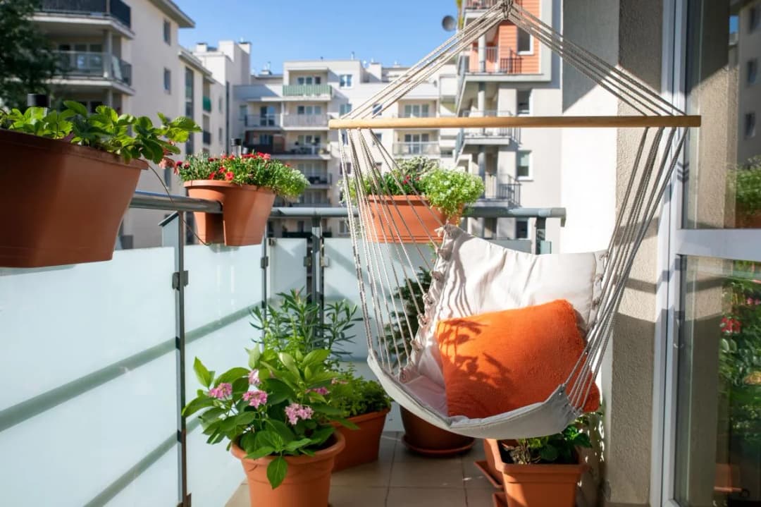 Jak zagospodarować długi wąski balkon i stworzyć przytulną przestrzeń