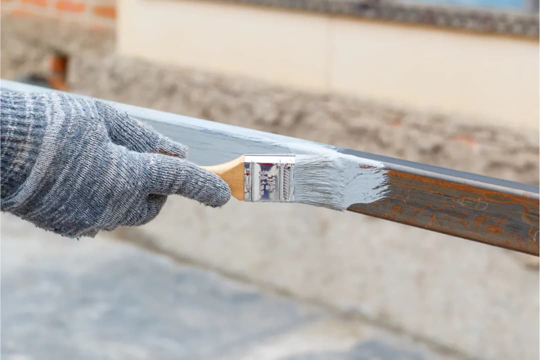 Jaką farbę na rdzę ogrodzenie wybrać, aby uniknąć kosztownych napraw?