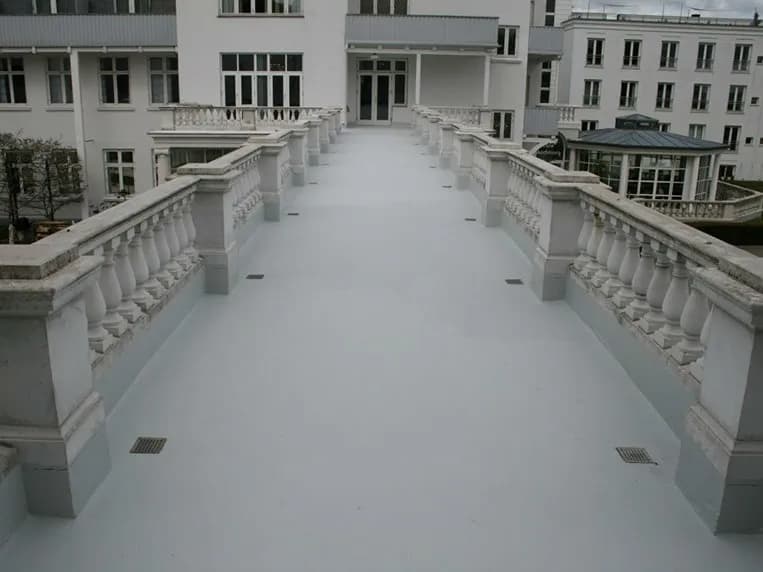 Jaką farbą na balkon? Wybierz najlepsze rozwiązanie dla swojego balkonu