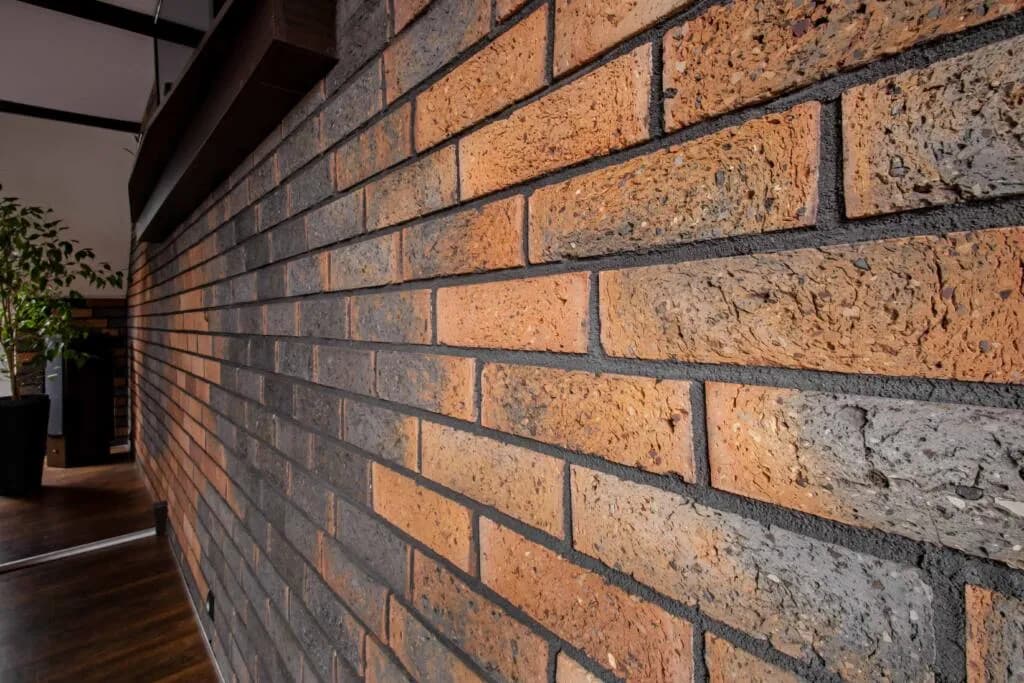 Jaką fugę do cegły wybrać, aby uniknąć błędów i uzyskać efekt?