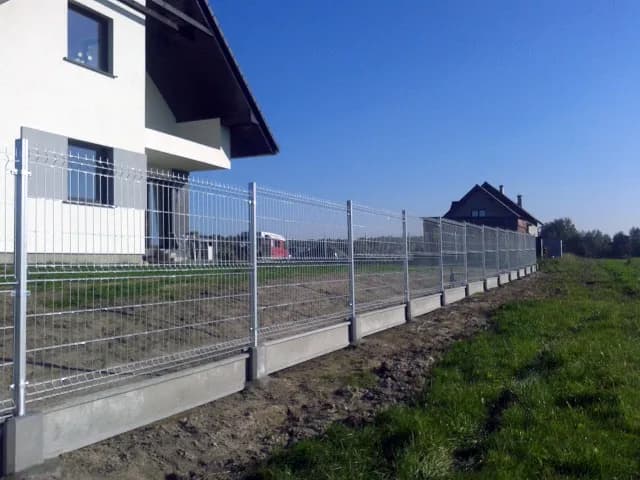 Ogrodzenie panelowe czy siatka – co wybrać, aby uniknąć kosztów?