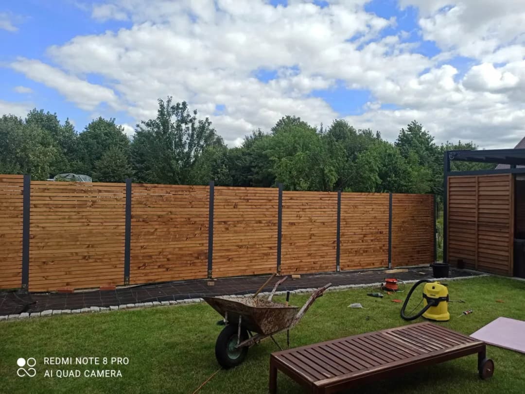 Jak skutecznie pomalować płot lamelowy i uniknąć błędów malarskich