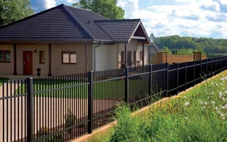 Z czego ogrodzenie? Odkryj najlepsze materiały i ich właściwości