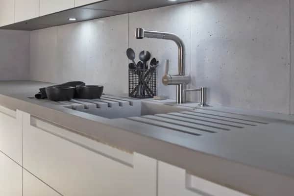 Konglomerat na ścianę w kuchni: piękno i trwałość, które zachwycają