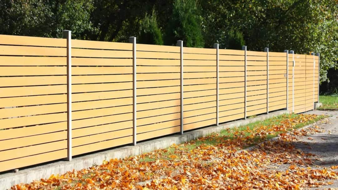 Jakie drewno na ogrodzenie wybrać, aby uniknąć kosztownych błędów?