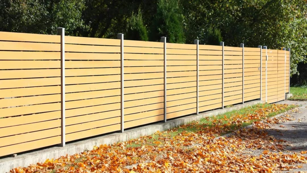 Jakie drewno na ogrodzenie wybrać, aby uniknąć kosztownych błędów?