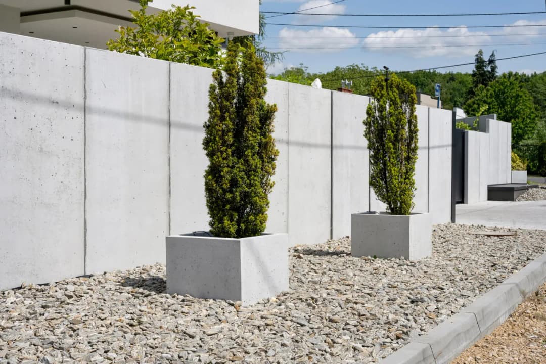 Ogrodzenie ile od drogi? Sprawdź minimalne odległości i przepisy