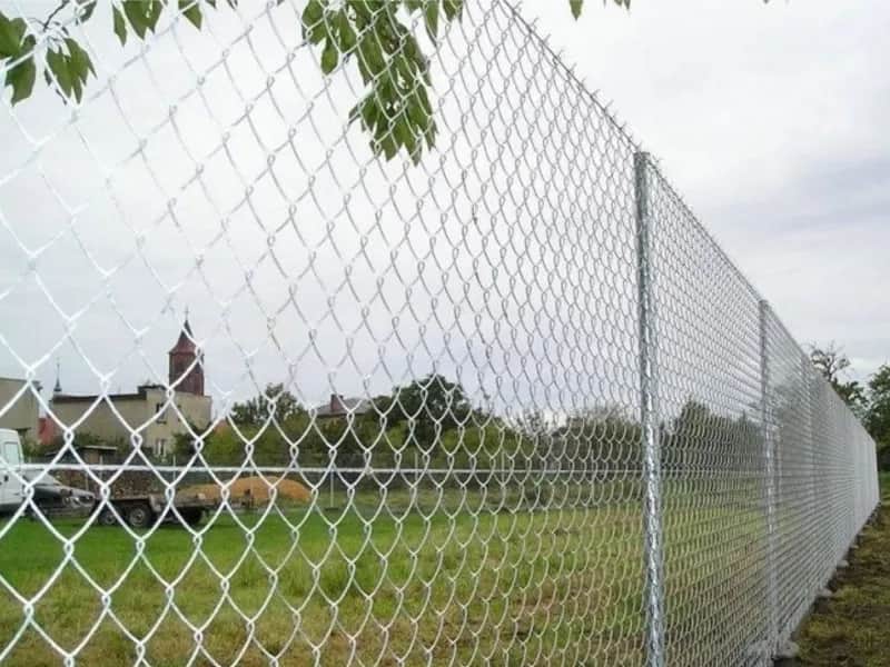 Ogrodzenie z siatki leśnej: co ile słupki dla stabilności i oszczędności