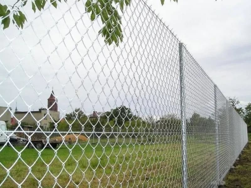 Ogrodzenie z siatki leśnej: co ile słupki dla stabilności i oszczędności