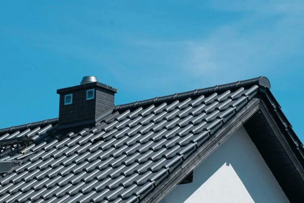 Ile biora dekarze za dach? Poznaj ceny i uniknij wysokich kosztów