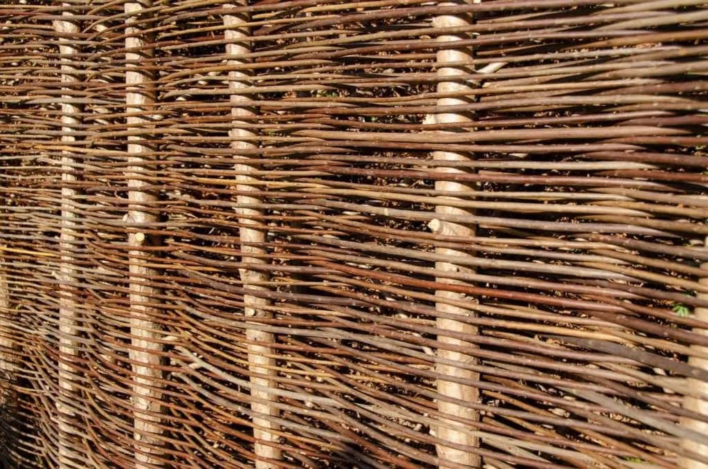 Jak zrobić płot z wikliny - proste kroki i cenne porady