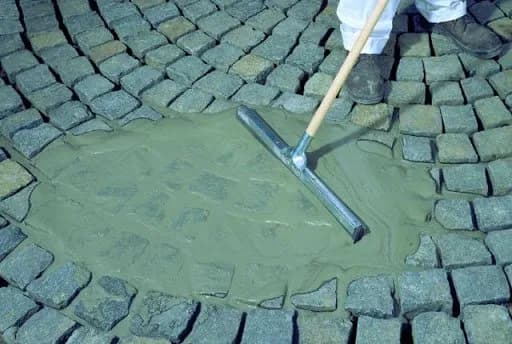 Czym wypełnić szczeliny w płocie betonowym, aby uniknąć problemów?