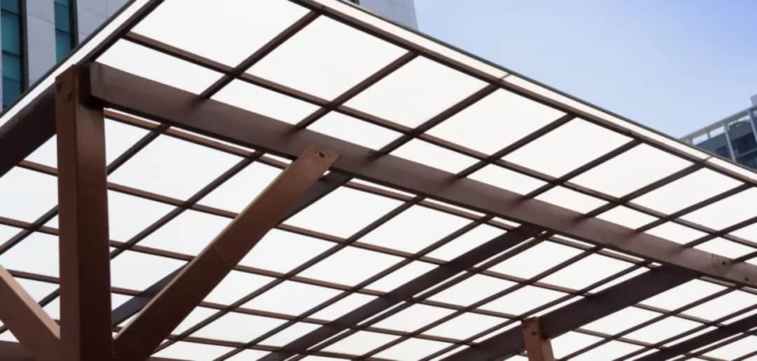 Jak łączyć poliwęglan komorowy - uniknij najczęstszych błędów montażu