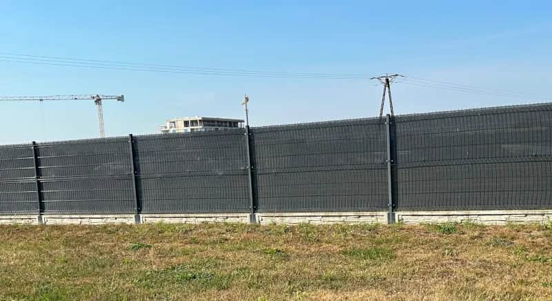 Optymalna odległość między słupkami ogrodzenia z siatki dla trwałości