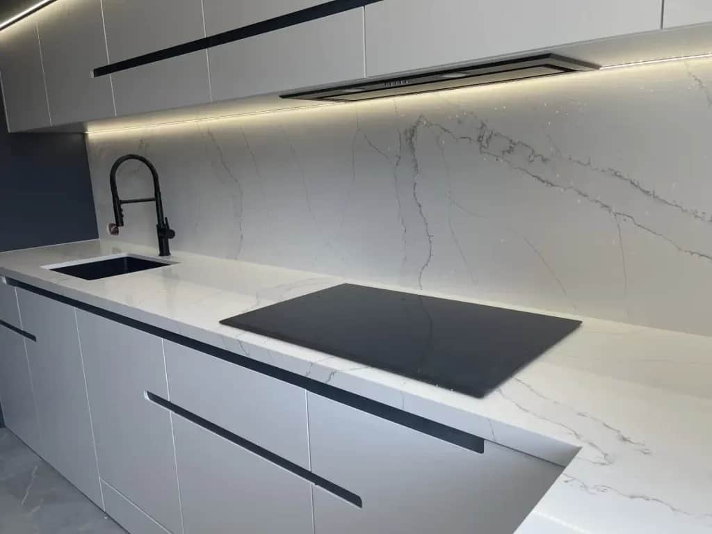 Ceny białego konglomeratu - co wpływa na koszt blatów i parapetów?