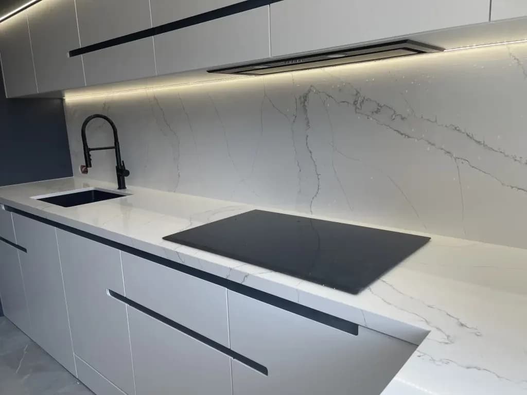 Ceny białego konglomeratu - co wpływa na koszt blatów i parapetów?